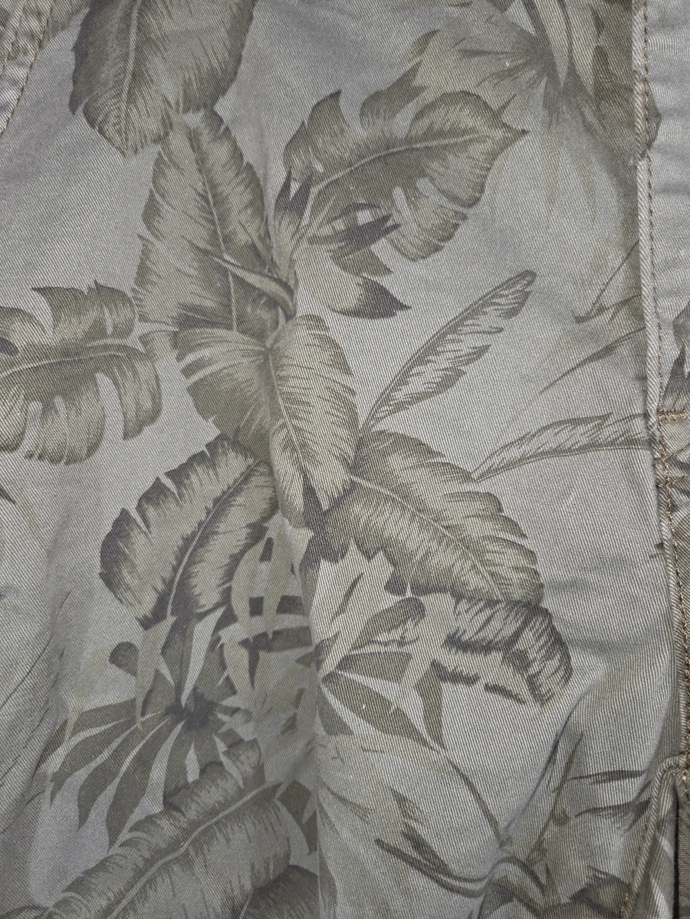 Levi's Women's Cotton Olive Green Palm Print Shorts. Size 12